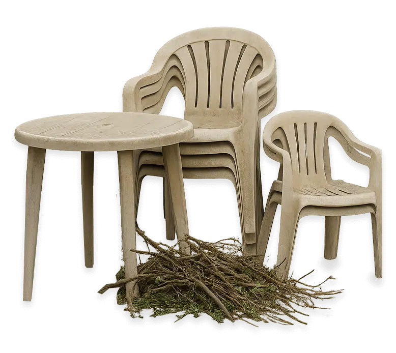 sedie e tavolo da giardino con sfalci e rami per lo sgombero condomini e giardini